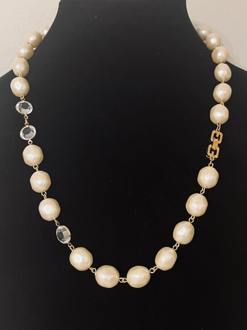 #249 NWT Vintage Givenchy New York/ Paris Pearl & Crystals Goldtone Necklace